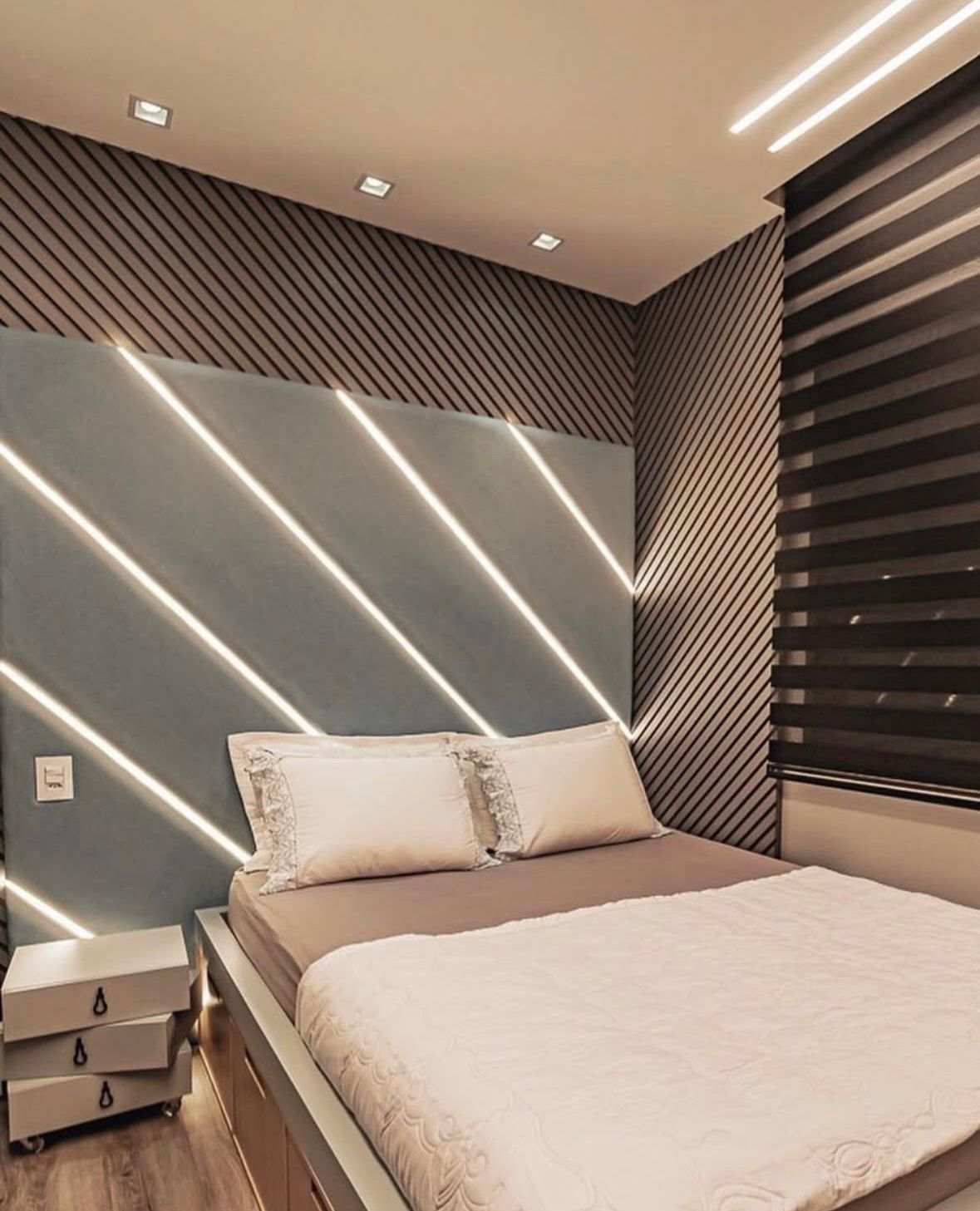 Dormitório moderno com painel ripado e iluminação