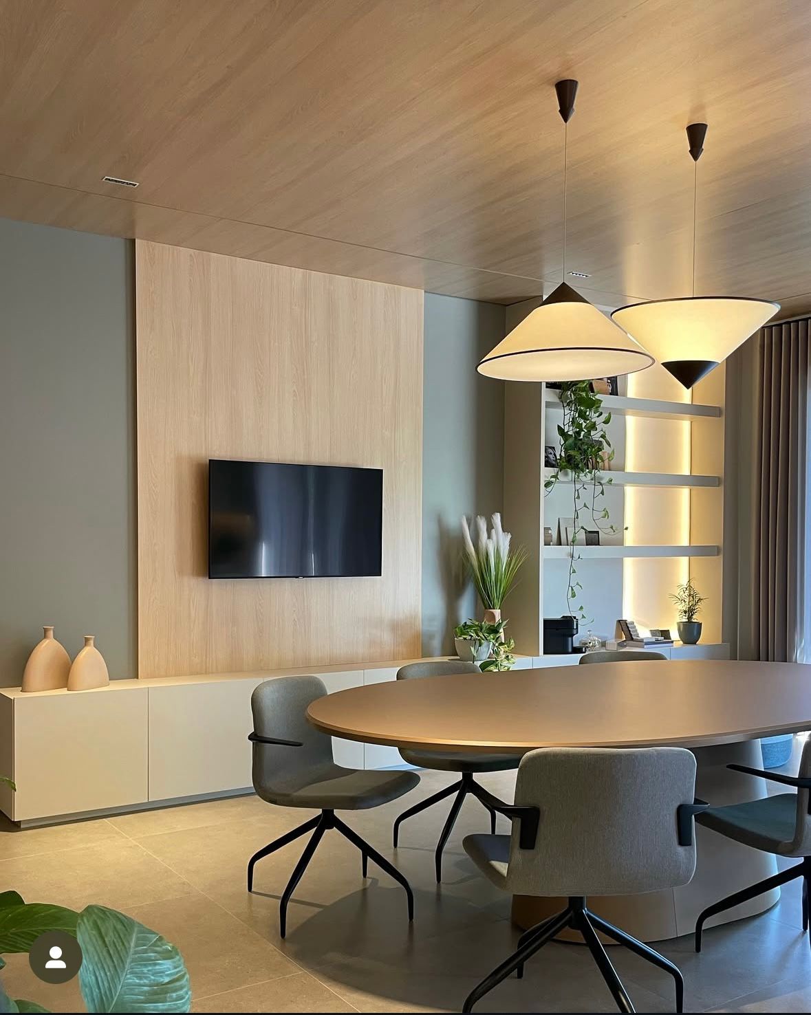 Sala planejada com móveis sob medida New Tech